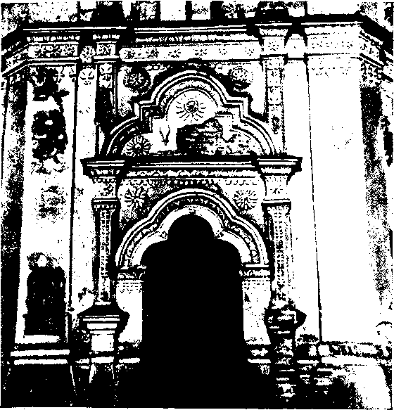 Церковь в Сорочинцах (1732 г.). Портал с булавой в левой