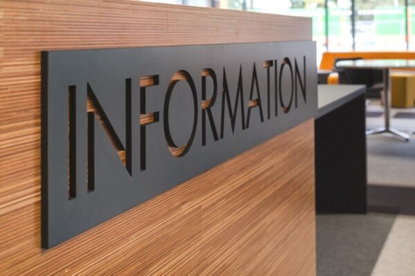 Изготовление табличек и вывесок: как создать уникальное решение для вашего бизнеса