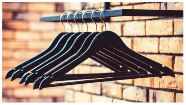 Цены на деревянные вешалки: сравнить упаковки для выгодной покупки