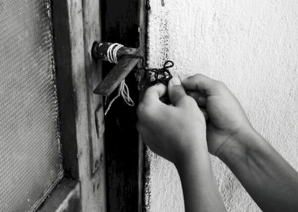 Как работают мастера по вскрытию дверей