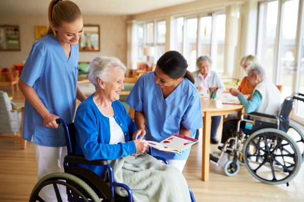 Уход за инвалидами-колясочниками в пансионате: важные нюансы