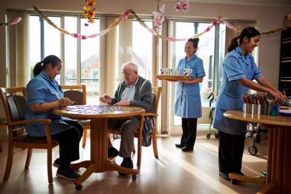 Уход за пожилыми с деменцией: как выбрать пансионат с подходящими условиями