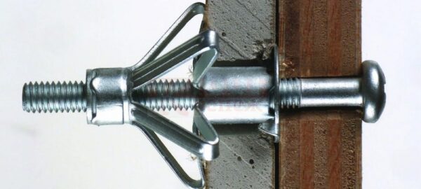 Крепёж против коррозии: чем отличаются оцинкованные, нержавеющие и полимерные детали?