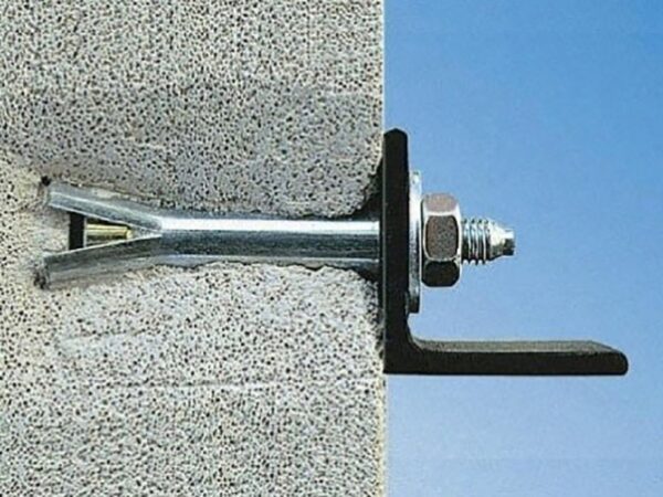 Крепёж против коррозии: чем отличаются оцинкованные, нержавеющие и полимерные детали?